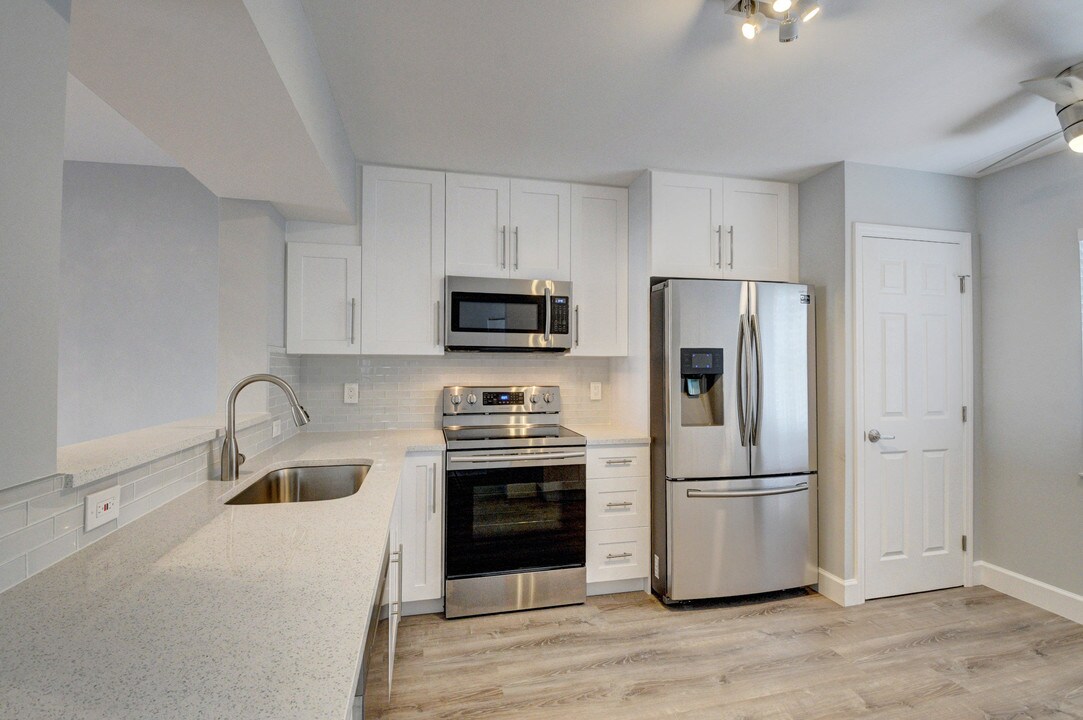 14747 Cumberland Dr-Unit -#307 in Delray Beach, FL - Foto de edificio