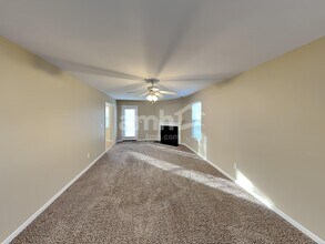 1620 Harrison Way in Spring Hill, TN - Foto de edificio - Building Photo