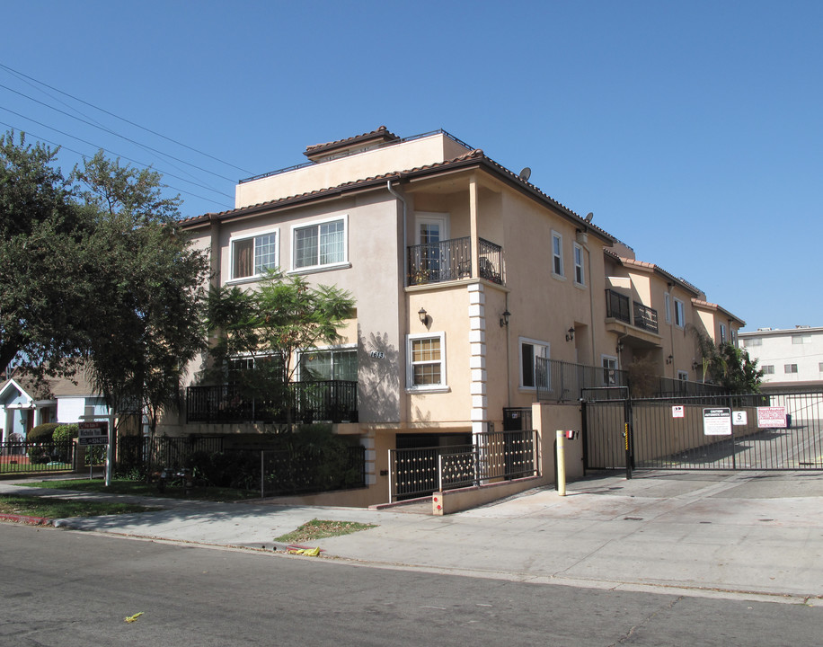 1613 Grismer Ave in Burbank, CA - Foto de edificio