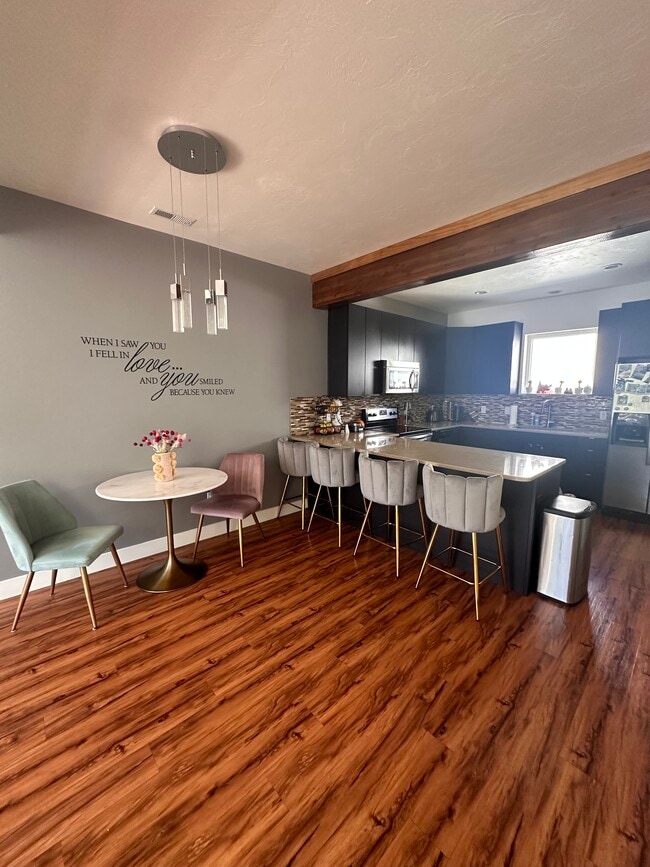 1037 W Rooftop Dr in Midvale, UT - Foto de edificio - Building Photo