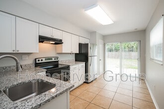 6561 W Shore Cir in Tampa, FL - Building Photo - Building Photo