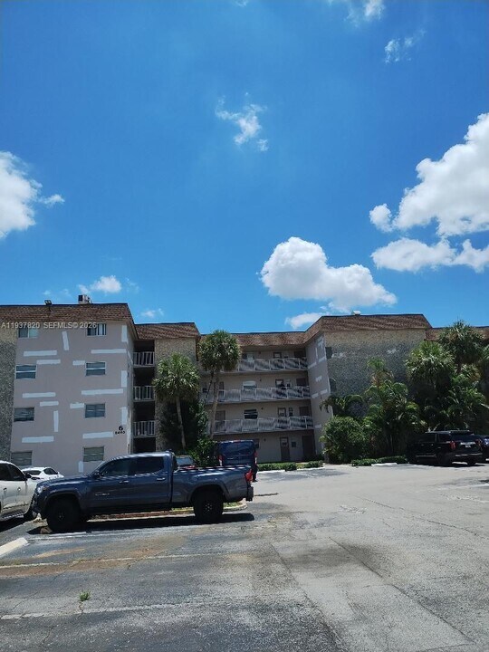 2440 SW 81st Ave in Davie, FL - Building Photo