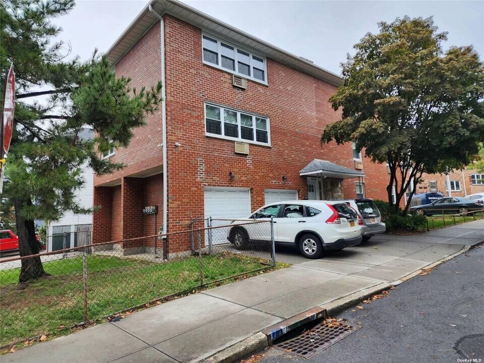 239-19 66th Ave in Queens, NY - Building Photo