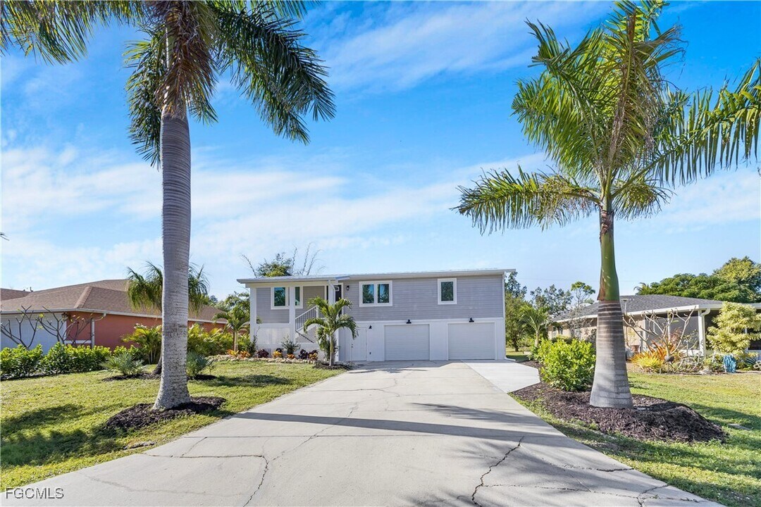 10697 Holly Rd in Bokeelia, FL - Foto de edificio