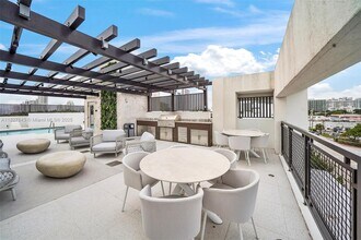 1030 15th St, Unit 213 in Miami Beach, FL - Foto de edificio - Building Photo