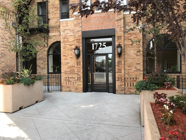 1725 Emmons Ave in Brooklyn, NY - Foto de edificio - Building Photo