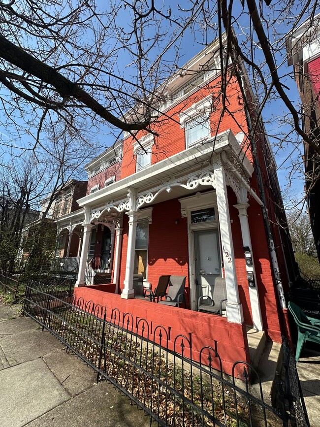 122 E University Ave in Cincinnati, OH - Foto de edificio - Building Photo