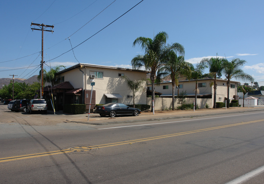 1024 Greenfield Dr in El Cajon, CA - Foto de edificio