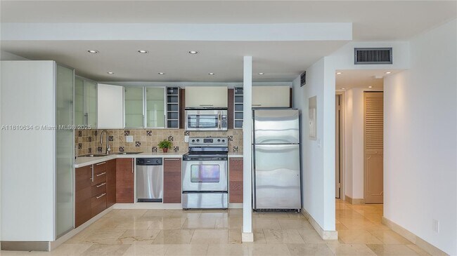 1440 Brickell Bay Dr in Miami, FL - Building Photo - Building Photo