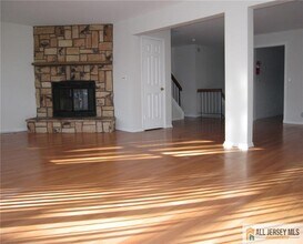 6107 N Oaks Blvd in North Brunswick, NJ - Building Photo - Building Photo