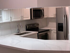 7732 SW 94th Terrace in Miami, FL - Building Photo - Building Photo