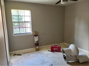 2402 Sycamore Ave in Huntsville, TX - Foto de edificio - Building Photo
