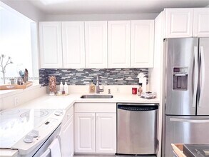 3301 N Country Club Dr in Miami, FL - Building Photo - Building Photo