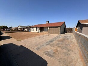 2002 N 47th Dr in Phoenix, AZ - Building Photo - Building Photo
