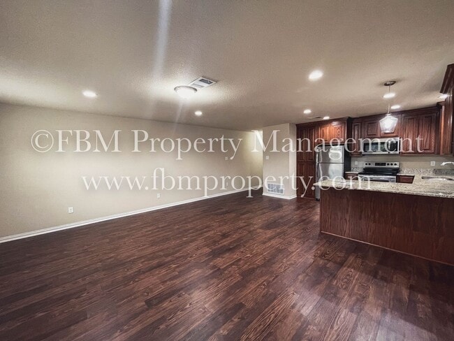 109 Casa Linda St in Ennis, TX - Building Photo - Building Photo