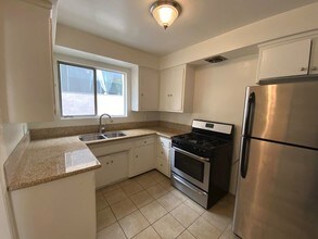 439 Le Doux Rd-Unit -10 in Los Angeles, CA - Building Photo - Building Photo