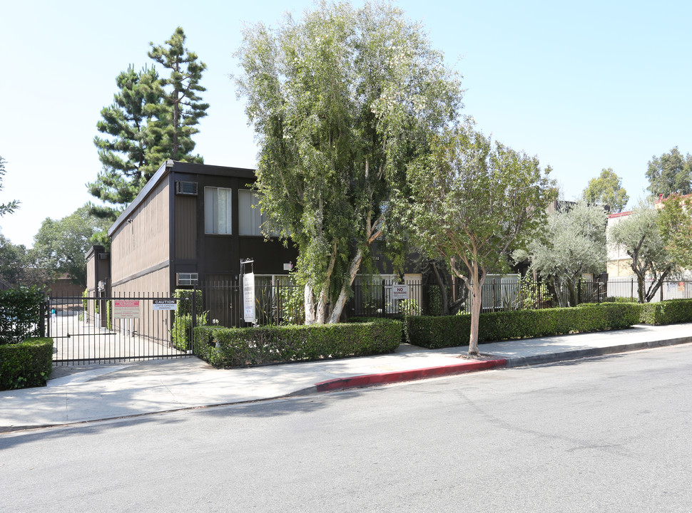 18552-18554 Collins St in Tarzana, CA - Building Photo