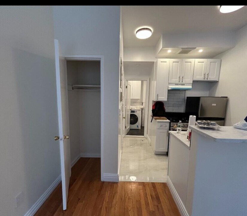 358 E 51st St in New York, NY - Building Photo