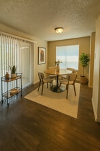 Villa Rodriguez in San Antonio, TX - Foto de edificio - Building Photo