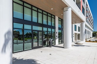 Marina Club Apartment homes in St. Petersburg, FL - Foto de edificio - Building Photo