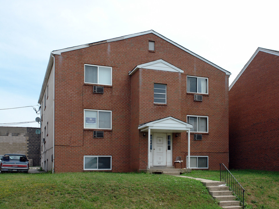 635 - 637 E Oak St in Norristown, PA - Building Photo