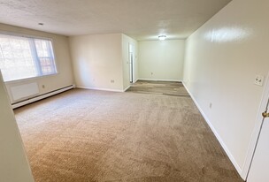 41 Glenn Rd, Unit A11 in East Hartford, CT - Building Photo