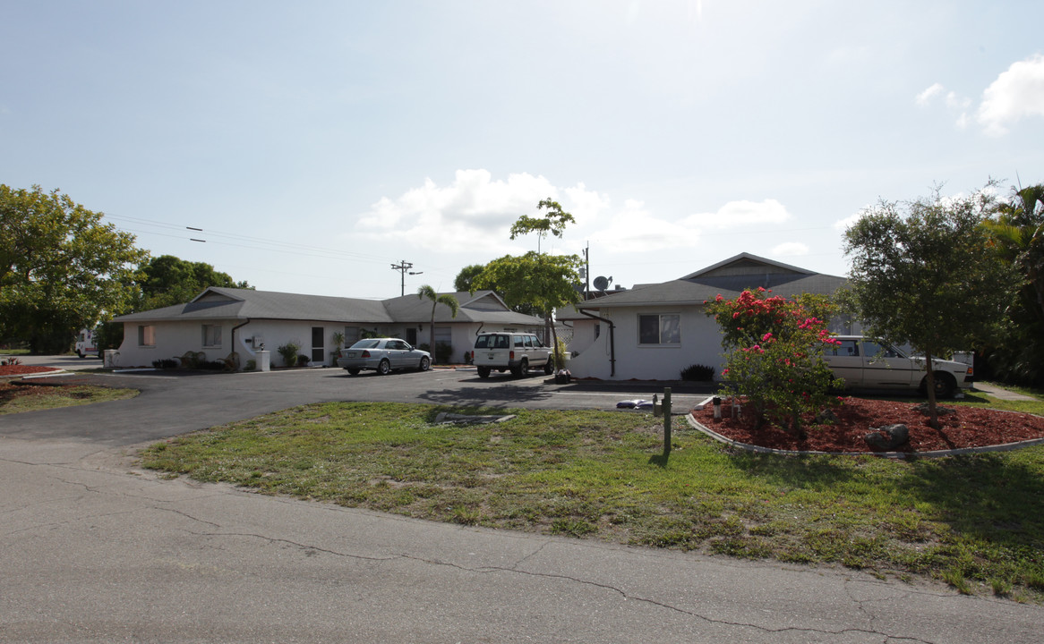 4901 Vincennes Ct in Cape Coral, FL - Building Photo