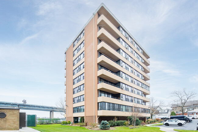 LeHavre on the Water in Whitestone, NY - Building Photo - Building Photo