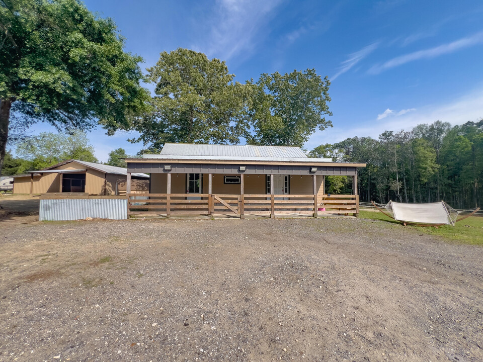 2415 Thad Bell Rd in Defuniak Springs, FL - Building Photo