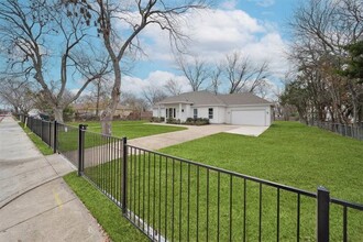 7934 Blossom Ln in Dallas, TX - Building Photo - Building Photo