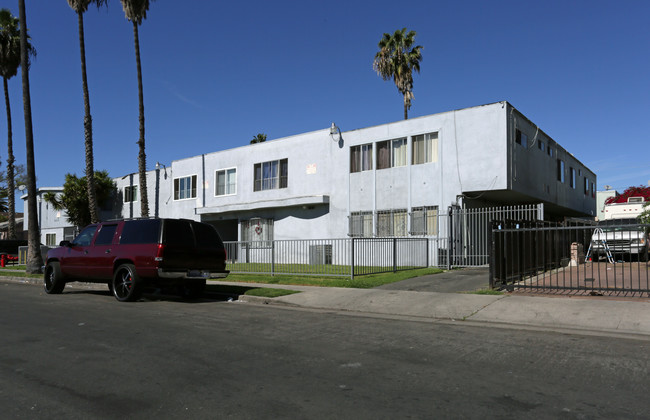 601-605 W 80th St in Los Angeles, CA - Building Photo - Building Photo