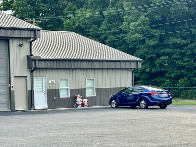 property at 1220 Davis Ferry Rd