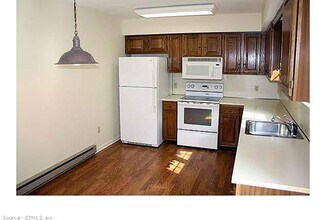 25 Founders Village, Unit 25 in Clinton, CT - Foto de edificio - Building Photo