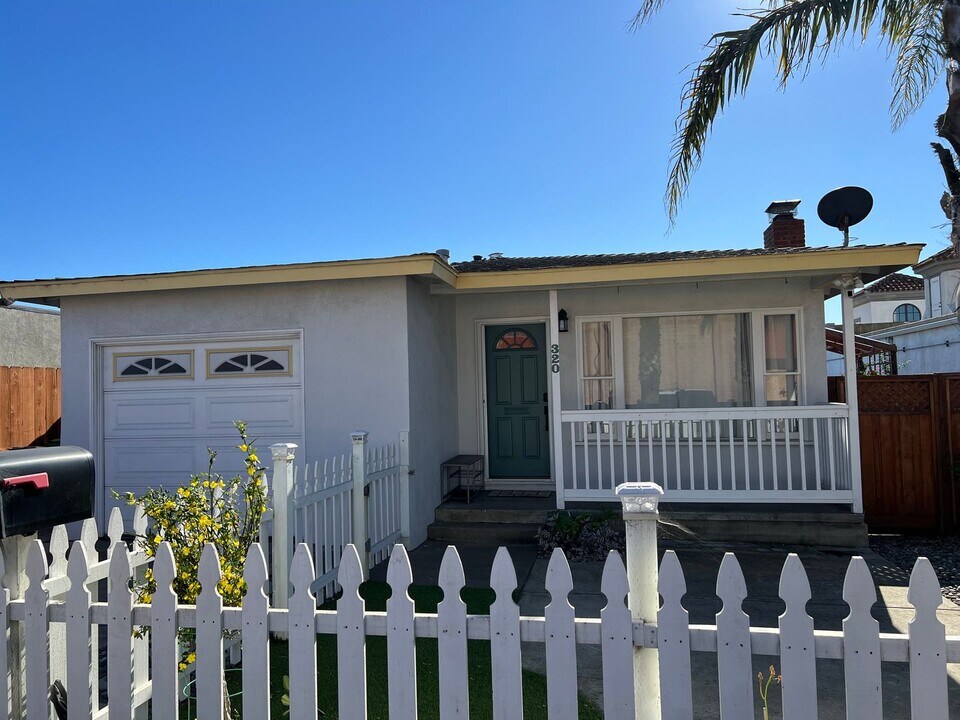 320 Amador Ave in Seaside, CA - Building Photo