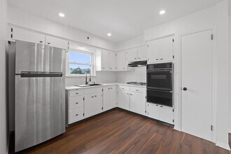 129 Avenue A-Unit -2 in Bayonne, NJ - Foto de edificio - Building Photo