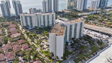 19380 Collins Ave in Sunny Isles Beach, FL - Foto de edificio - Building Photo