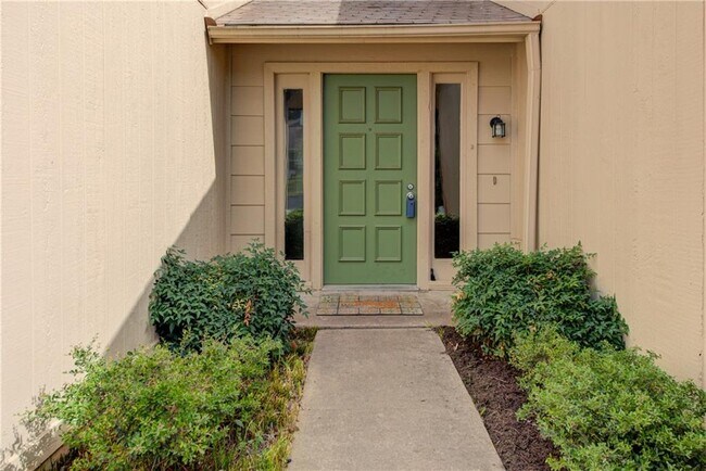 12012 Swallow Dr in Austin, TX - Foto de edificio - Building Photo