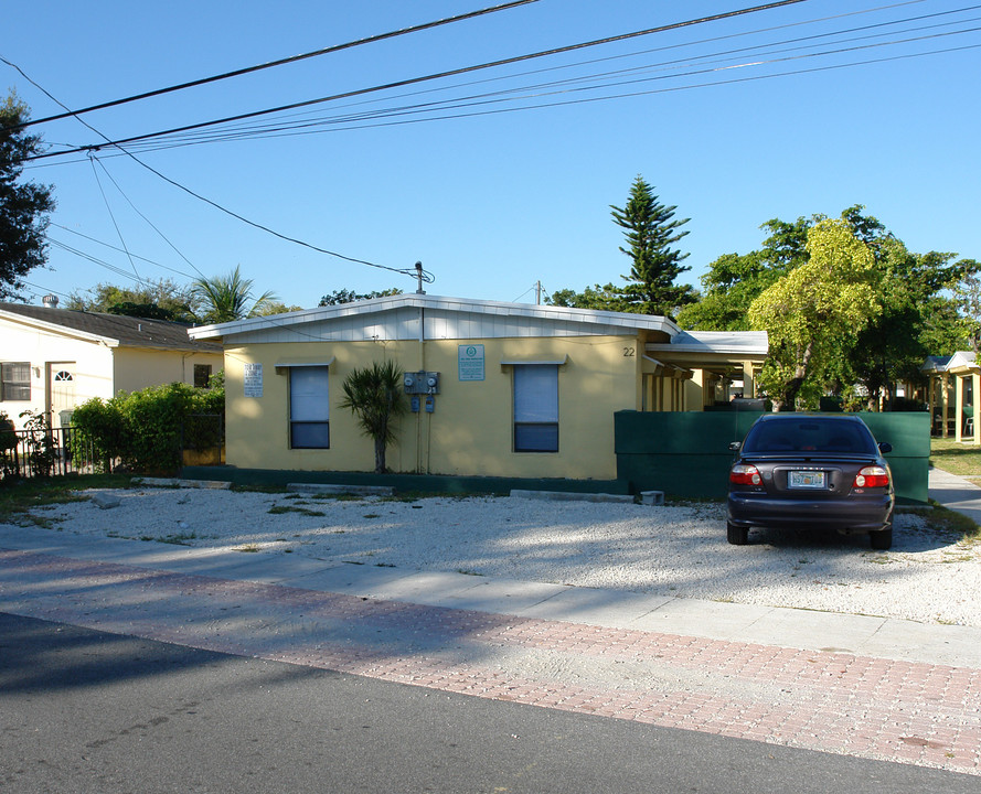 22 SW 6th Ave in Dania, FL - Building Photo