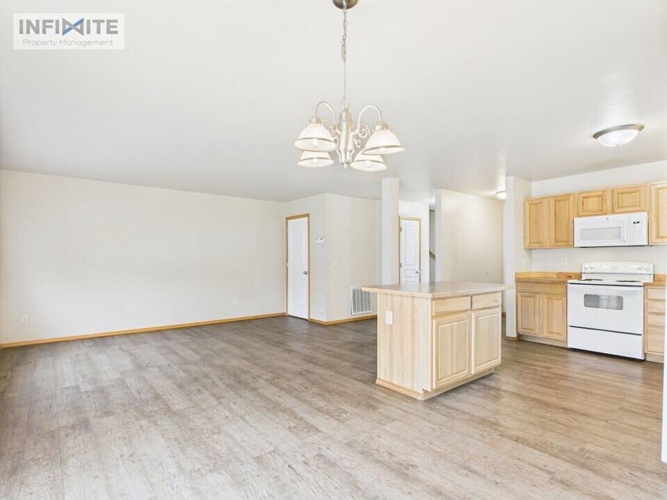 176 E Magnolia Dr in Belgrade, MT - Building Photo
