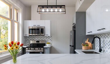 52 Charlton Ave W in Hamilton, ON - Building Photo - Building Photo