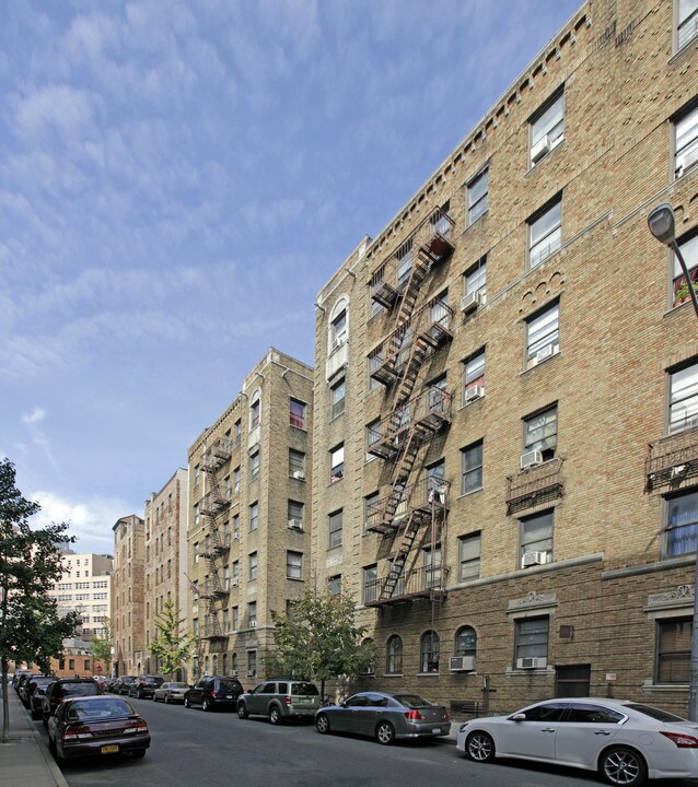 42-15 Layton St in Flushing, NY - Foto de edificio