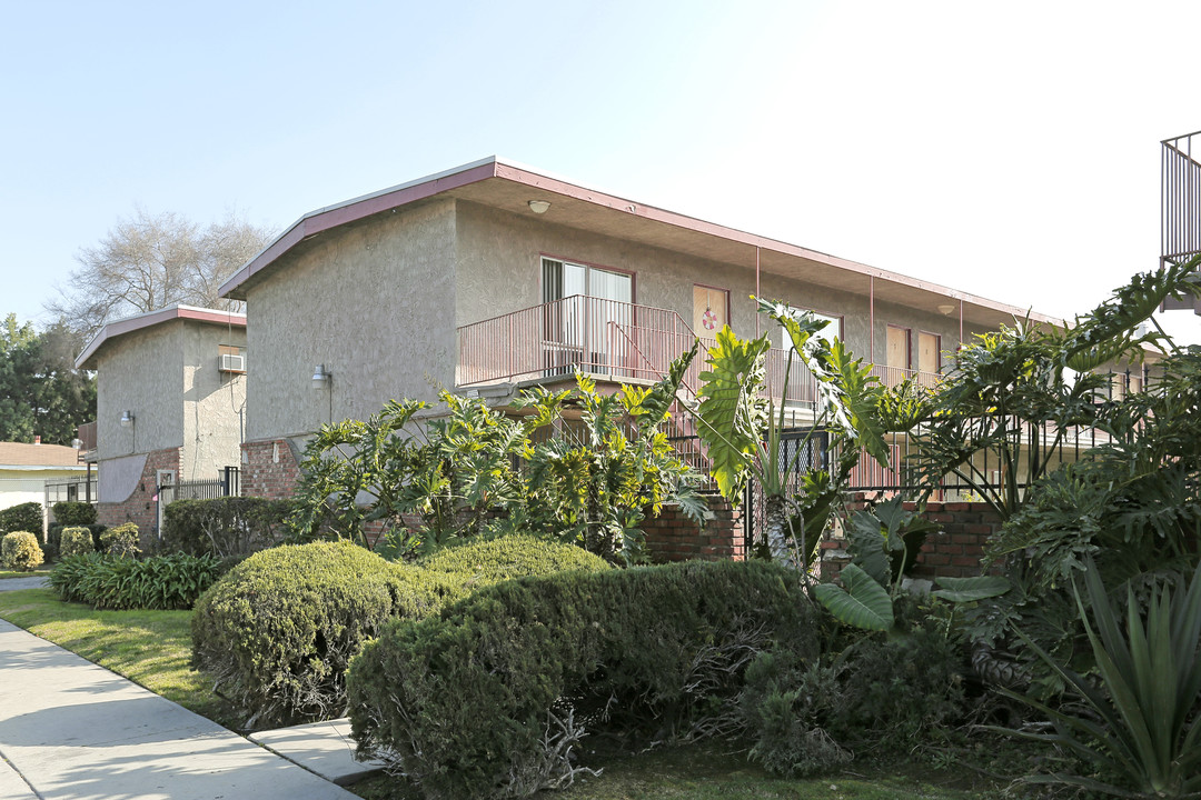 Villa Sorrento Apartments in Downey, CA - Building Photo