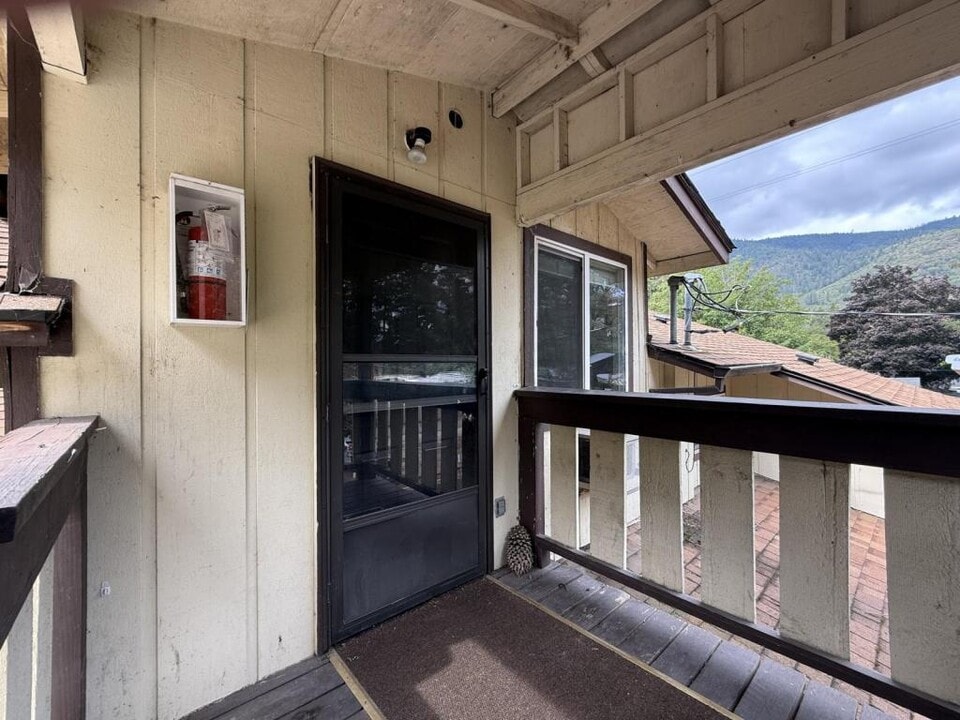 8290 Rogue River Hwy in Grants Pass, OR - Building Photo