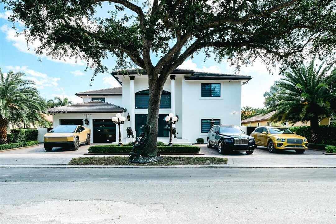 8450 NW 169th Ter in Miami Lakes, FL - Foto de edificio