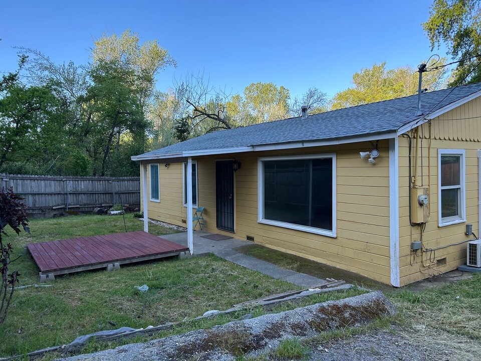 5475 Miners Ranch Rd in Oroville, CA - Foto de edificio