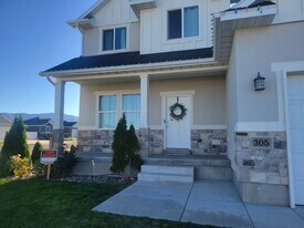 305 Lauren Ln in Tooele, UT - Building Photo