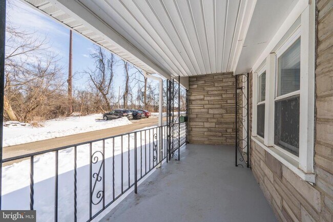 329 Hillcrest Ave in Conshohocken, PA - Building Photo - Building Photo