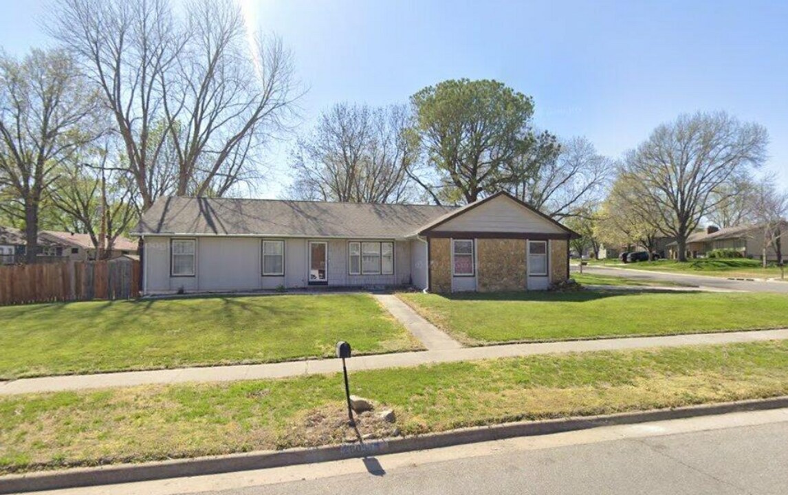 2605 SW Osborn Rd in Topeka, KS - Building Photo