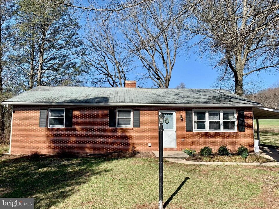 691 Alleghenyville Rd in Mohnton, PA - Building Photo