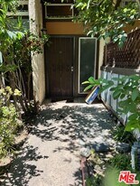 13609 Valerio St in Los Angeles, CA - Building Photo